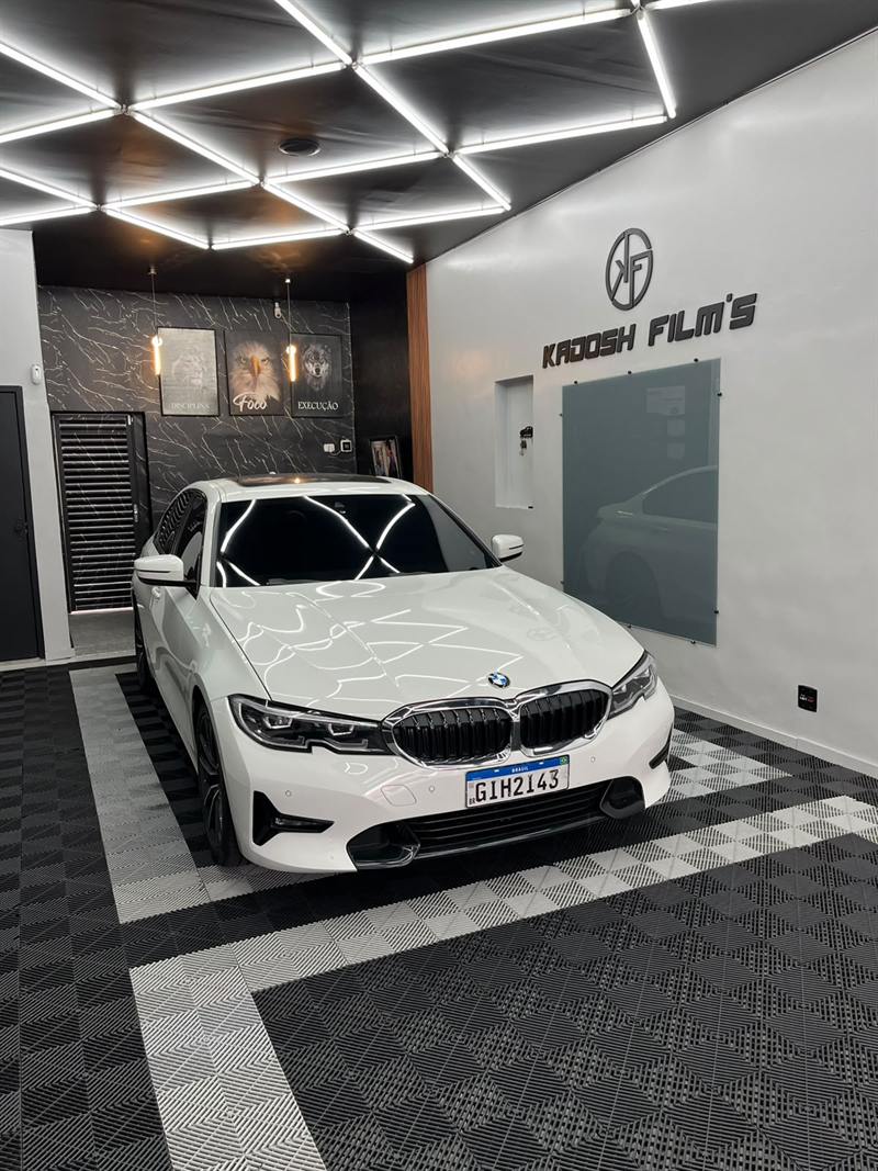 BMW branca finalizada após aplicação de película
