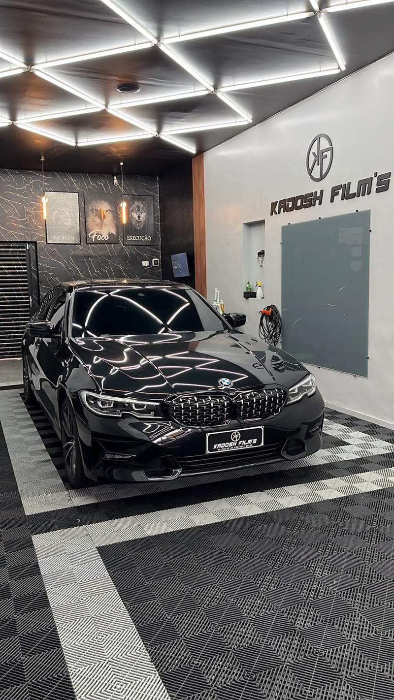 BMW preta com insulfilm na loja em Diadema