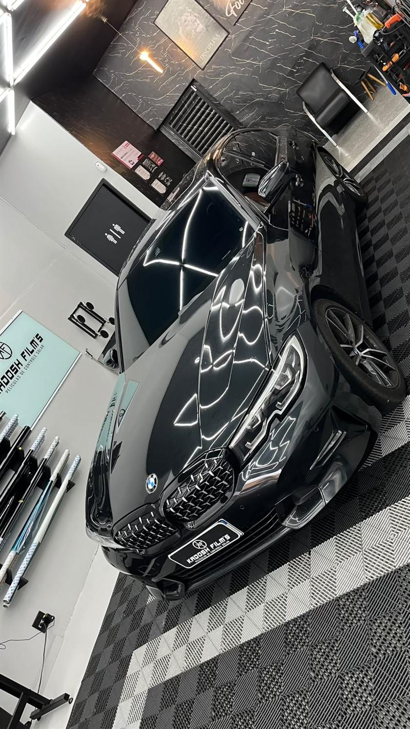 Acabamento de película de alta performance em BMW preta